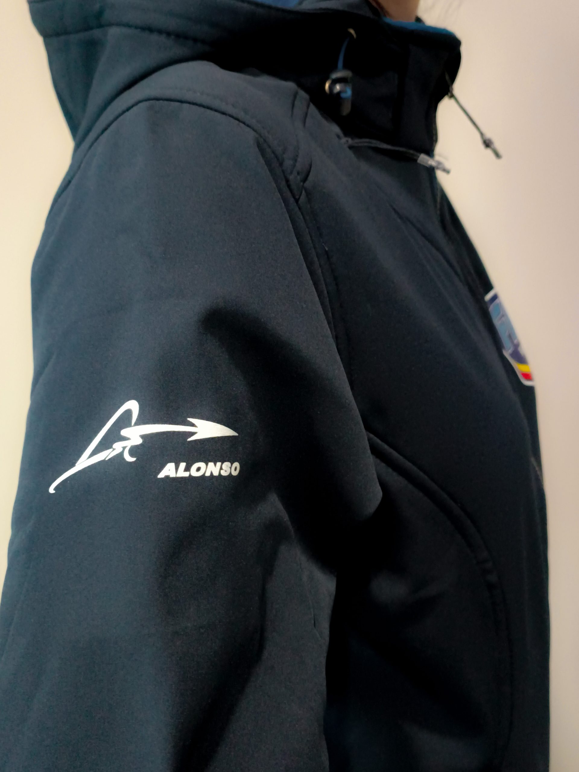 CHAQUETASOFTSHELL FA RACING AZUL Museo y Circuito Fernando Alonso