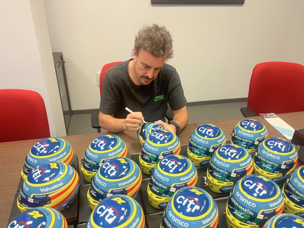 MINI CASCO EDICIÓN AM25 FIRMADO POR FERNANDO ALONSO - Imagen 6