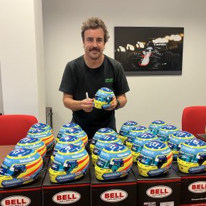 MINI CASCO EDICIÓN AM25 FIRMADO POR FERNANDO ALONSO