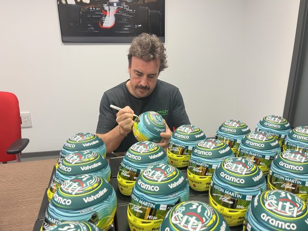 MINI CASCO EDICIÓN ESPECIAL AM25 ARABIA SAUDI FIRMADO POR FERNANDO ALONSO - Imagen 2