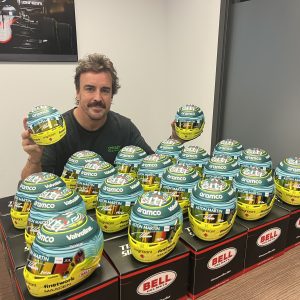 MINI CASCO EDICIÓN ESPECIAL AM25 ARABIA SAUDI FIRMADO POR FERNANDO ALONSO